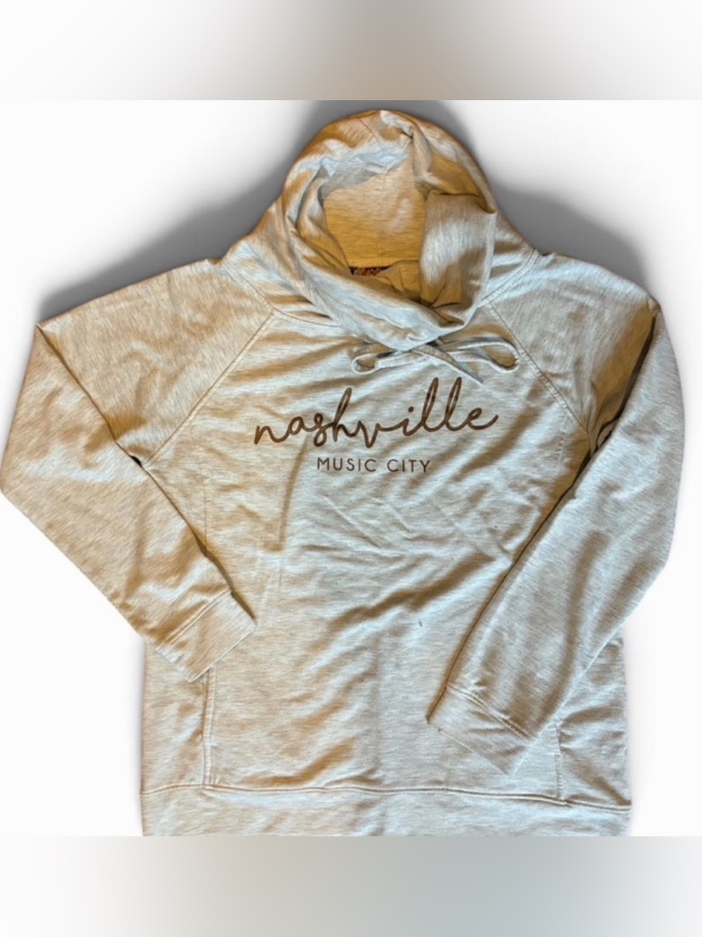 Heatlast medium pullover funnel neck sweatshirt.